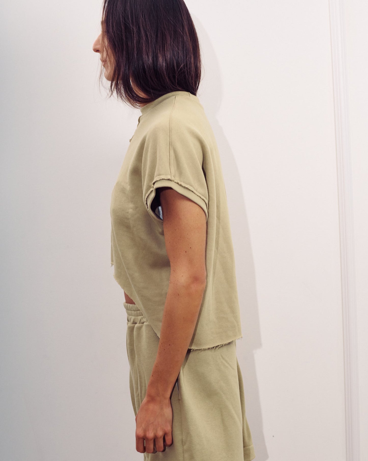 DE Base | Roza T-Shirt - Cropped with Cut-Out Hem Bamboo