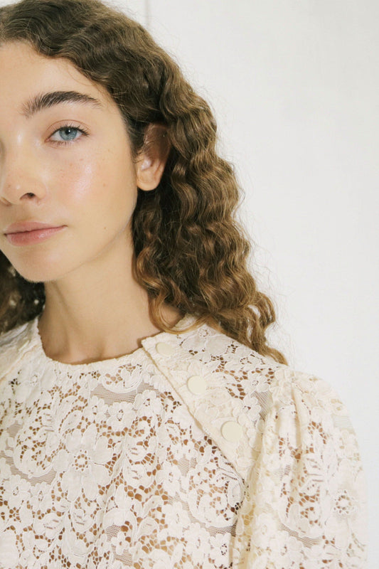 Aw25-601 Lace Button Blou Light-Cream