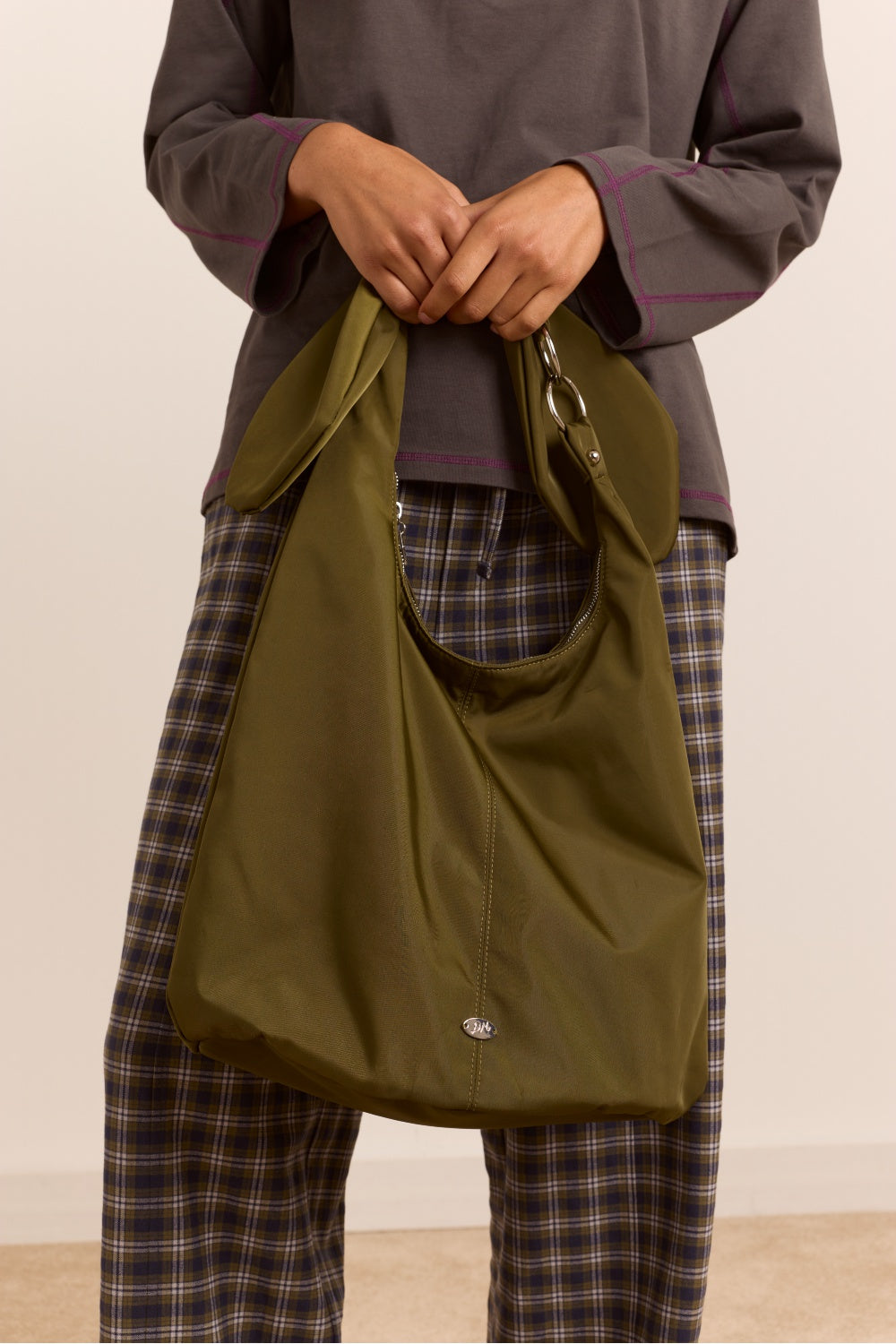 DAMSON MADDER-666 GENE OVERSIZED BAG-OLIVE_02.jpg
