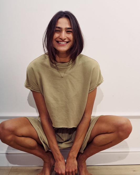 DE Base | Roza T-Shirt - Cropped with Cut-Out Hem Bamboo