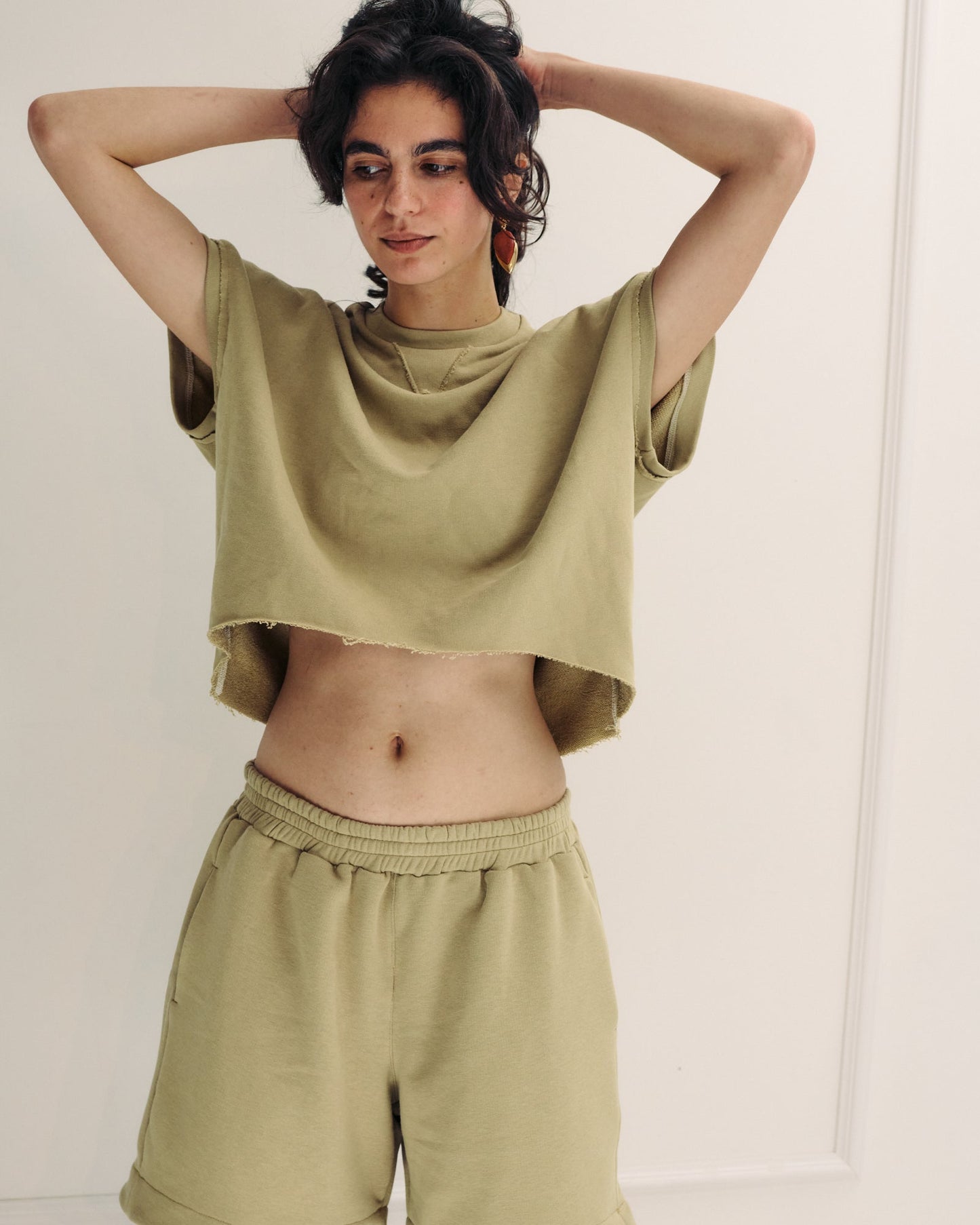 DE Base | Roza T-Shirt - Cropped with Cut-Out Hem Bamboo