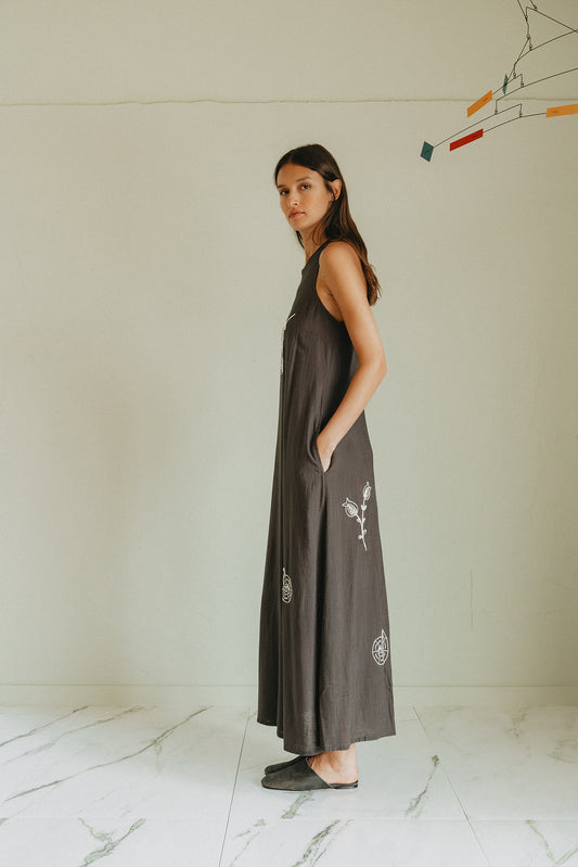 INDI&COLD | Natural Embroidered Relaxed Midi Dress - Carbon Black