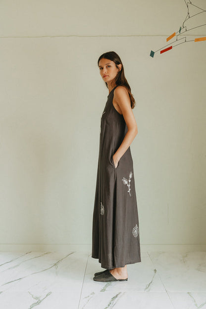 INDI&COLD | Natural Embroidered Relaxed Midi Dress - Carbon Black