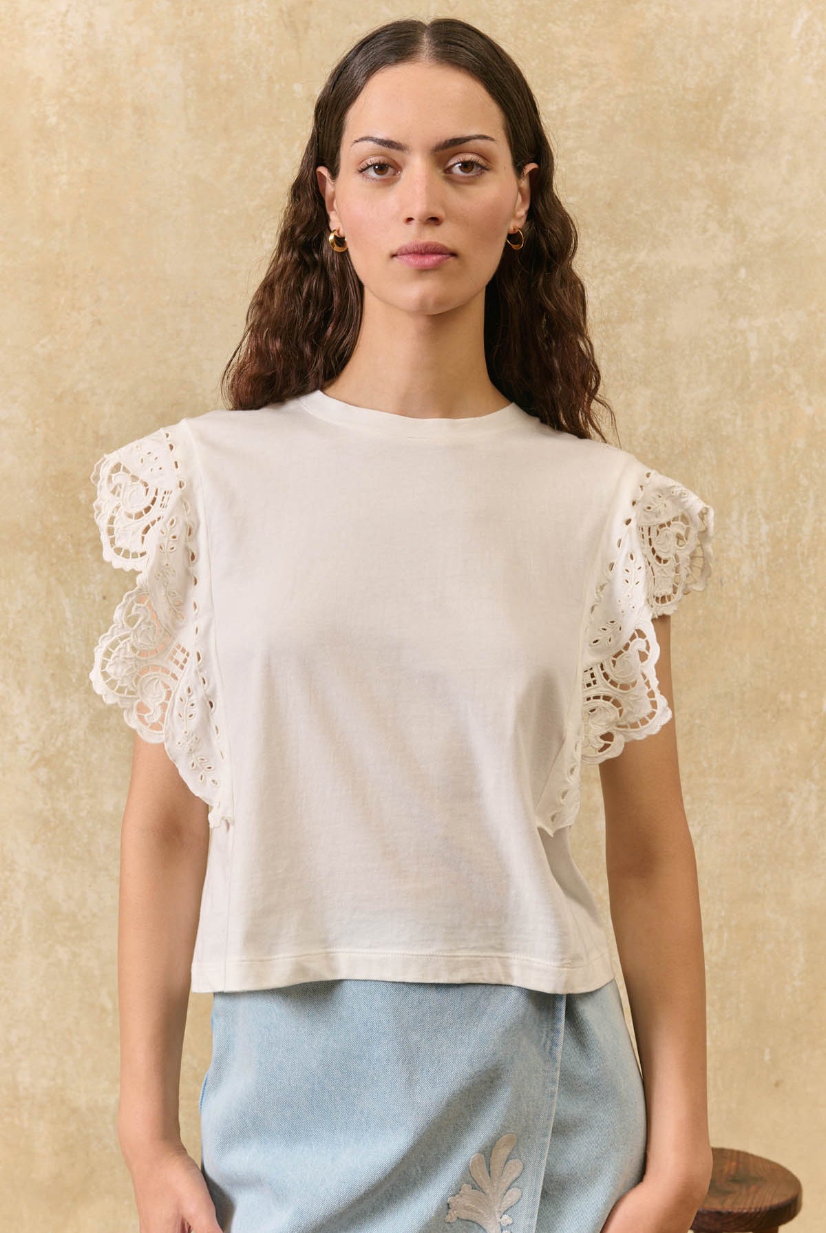 Louise Misha | Tshirt Quinova Off-White - Scalloped Ruffle Cotton Tee
