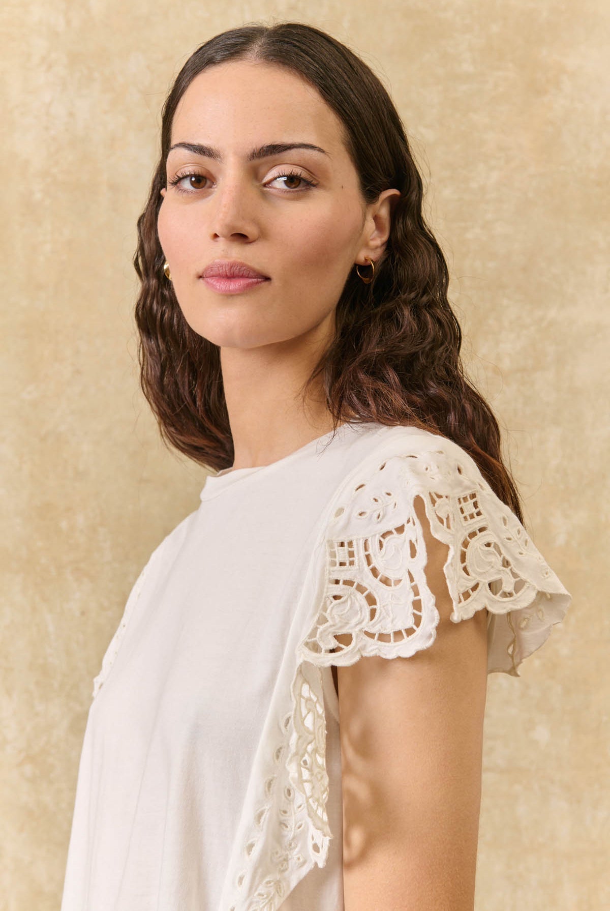 Louise Misha | Tshirt Quinova Off-White - Scalloped Ruffle Cotton Tee