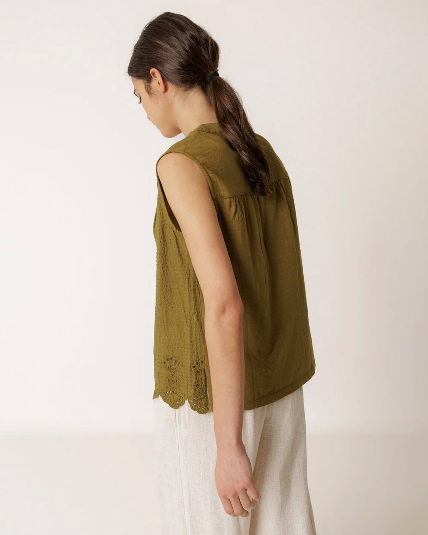 INDI&COLD | Pleated Dobby & Slub Tee with Lace Hem